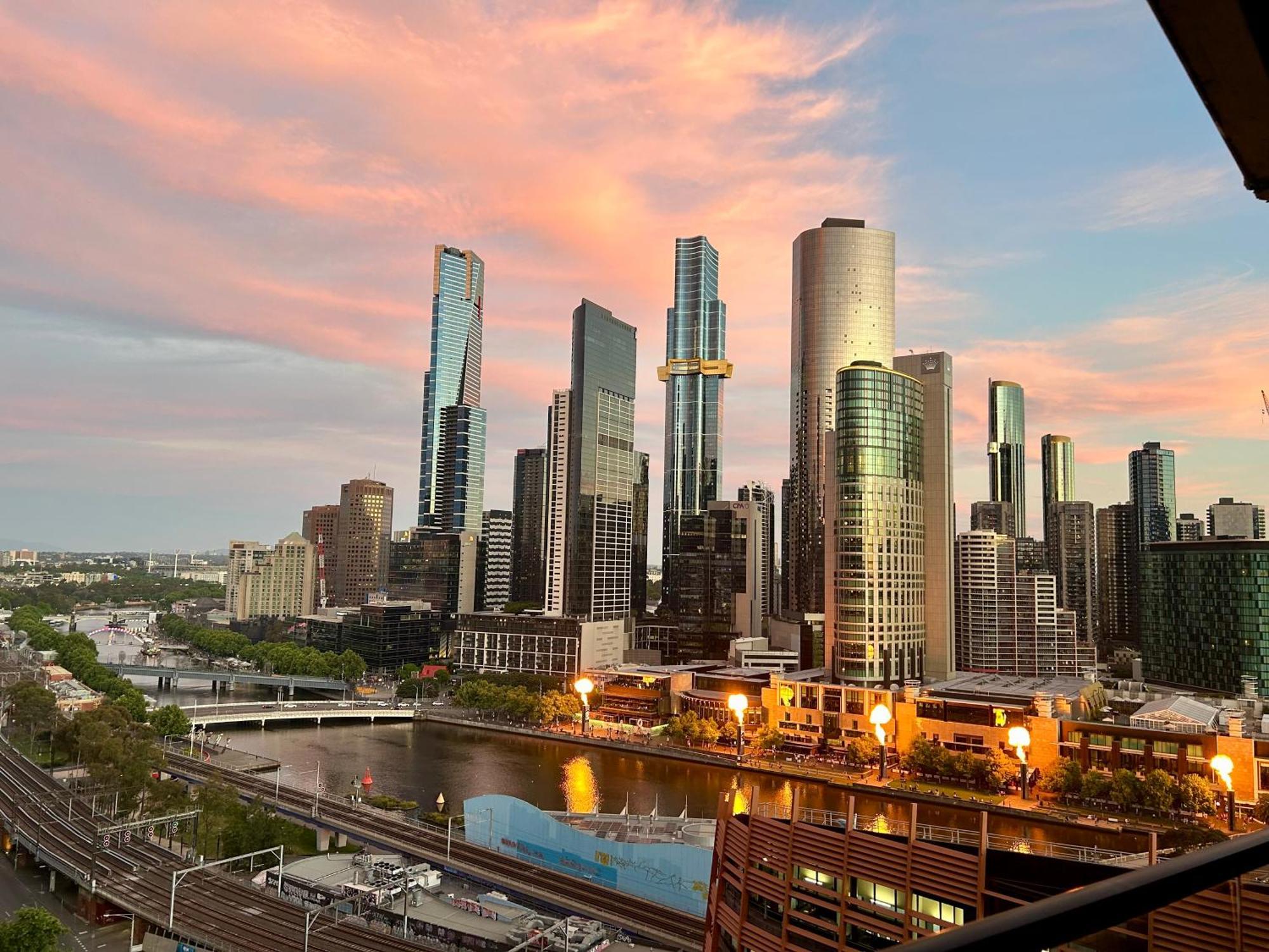 Aura2107, 2 Bedroom Apartment With Balcony, Stunning Yarra River And City Views Melbourne Bagian luar foto